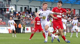 Šimon Šmehýl (Komárno) a Lukáš Filipiak (Zvolen) počas prveho zápasu baráže o účasť v Niké lige MFK Zvolen - KFC Komárno.