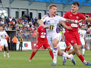 Šimon Šmehýl (Komárno) a Lukáš Filipiak (Zvolen) počas prveho zápasu baráže o účasť v Niké lige MFK Zvolen - KFC Komárno.