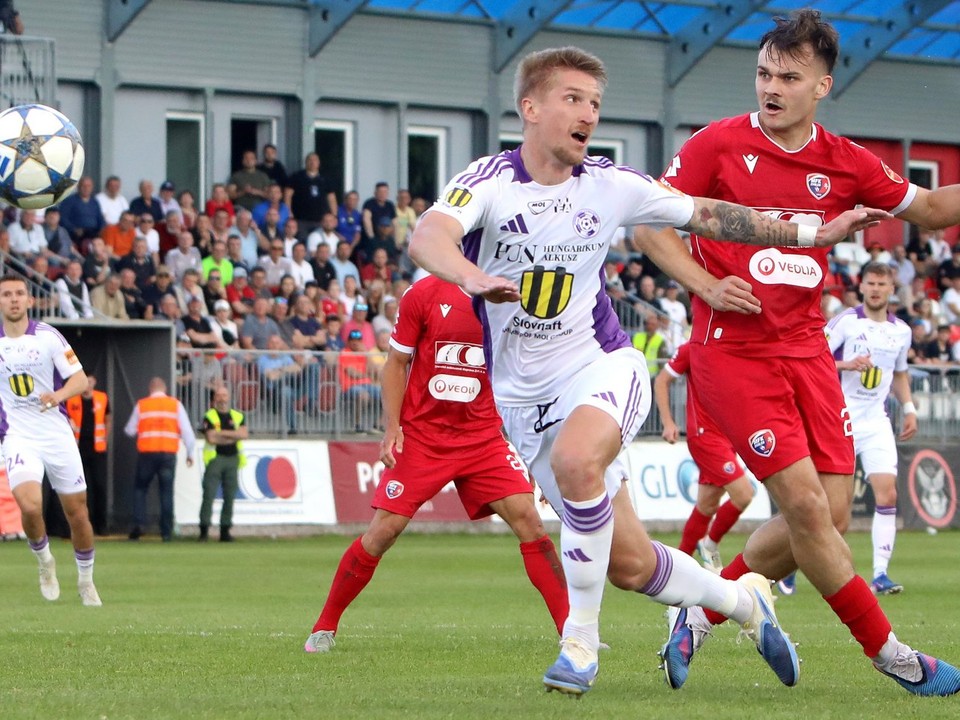 Šimon Šmehýl (Komárno) a Lukáš Filipiak (Zvolen) počas prveho zápasu baráže o účasť v Niké lige MFK Zvolen - KFC Komárno.