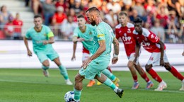 Václav Jurečka strieľa gól z penalty v drese SK Slavia Praha.