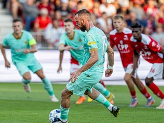 Václav Jurečka strieľa gól z penalty v drese SK Slavia Praha.