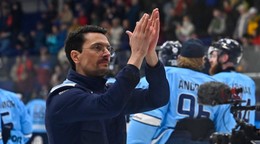 Tréner Slovana Brad Tapper sa raduje po štvrtom zápase štvrťfinále play-off hokejovej Tipsport ligy.