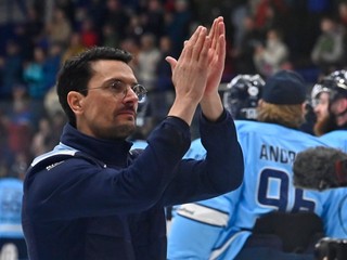 Tréner Slovana Brad Tapper sa raduje po štvrtom zápase štvrťfinále play-off hokejovej Tipsport ligy.