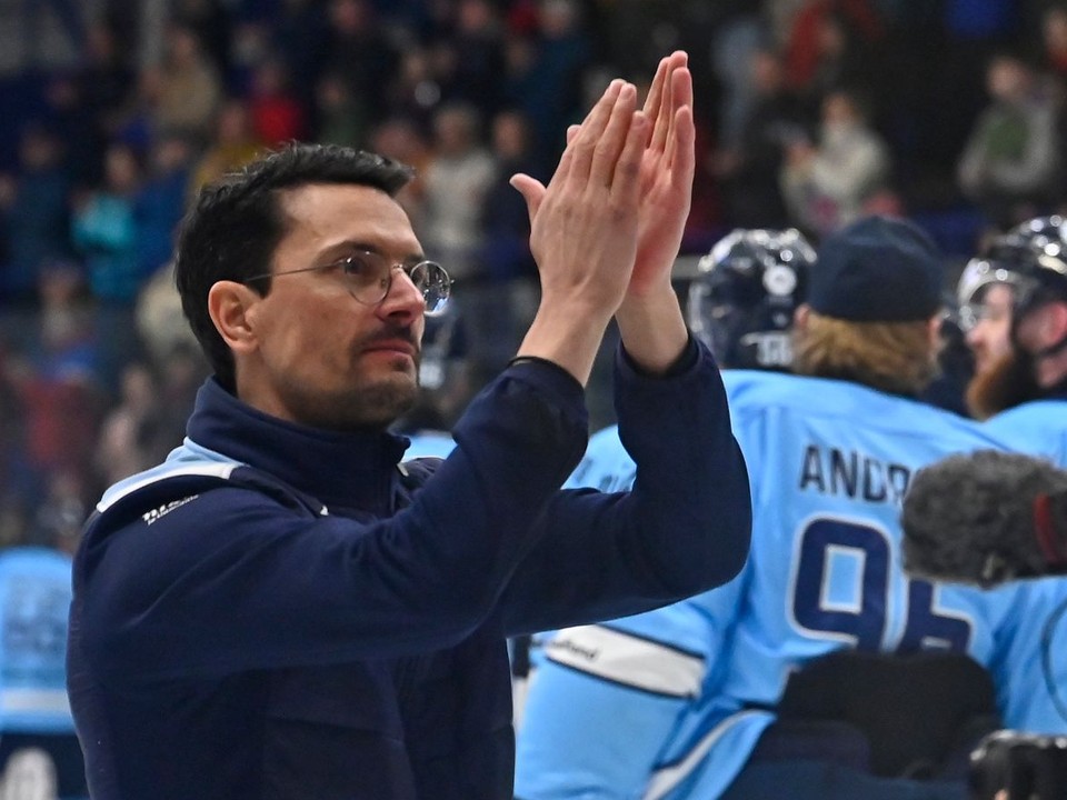 Tréner Slovana Brad Tapper sa raduje po štvrtom zápase štvrťfinále play-off hokejovej Tipsport ligy.