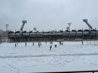 Štadión MFK Ružomberok je pod snehom.
