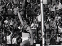 Sergej Bubka na bratislavských Pasienkoch v roku 1988 po prekonaní svetového rekordu 605 cm.