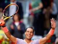 Rafael Nadal oslavuje výhru v 1. kole turnaja v Madride. 