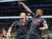 Erling Haaland (vľavo) a Kyle Walker sa tešia po strelenom góle v drese Manchester City.