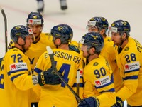 Joel Erikson Ek oslavuje gól v zápase Švédsko - USA na MS v hokeji 2024. 