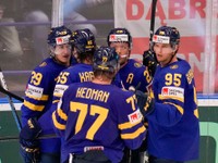 Hokejisti Švédska sa tešia z gólu v zápase proti Francúzsku na MS v hokeji 2024.