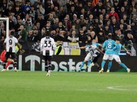 Útočník Udinese Isaac Success (číslo 7) strieľa gól v zápase proti Neapolu. 