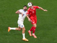 Joachim Andersen a Strahinja Pavlovic v zápase Dánsko - Srbsko na EURO 2024