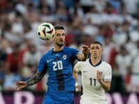 Petar Stojanovic a Phil Foden v zápase Anglicko - Slovinsko na EURO 2024