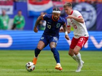 Memphis Depay a Taras Romanczuk v zápase Poľsko - Holandsko na EURO 2024