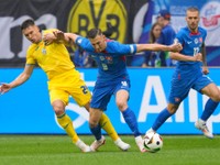 Róbert Boženík a Oleksandr Tymčyk v súboji o loptu v zápase Slovensko - Ukrajina v skupine E na EURO 2024 (ME vo futbale).