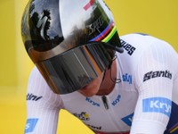 Belgický cyklista Remco Evenepoel počas časovky na Tour de France 2024. 