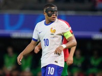 Kylian Mbappé nastúpil na zápas proti Portugalsku s ochrannou maskou na tvári.