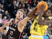 Na snímke vpravo Dontay Caruthers (Inter) a vľavo Moritz Krimmer (Bamberg) v zápase B - skupiny Severoeurópskej basketbalovej ligy ENBL medzi BK Inter Bratislava – Bamberg Baskets 13. novembra 2024 v Bratislave. FOTO TASR - Martin Baumann

- Slovensko
- Bratislava 
- basketbal
- B 
- skupina
- BAX
- ENBL
- Severoeurópska
- basketbalová
- liga
- Inter
- Bamberg