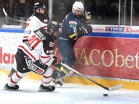 Zľava Michal Čunderlík (Banská Bystrica) a Patrik Števuliak (Spišská Nová Ves) počas zápasu 23. kola Tipos extraligy HC MONACObet Banská Bystrica - HK Spišská Nová Ves.