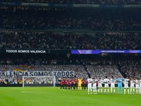 Hráči Real Madrid a AC Mikáno držia minútu ticha pred zápasom Ligy majstrov. 