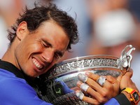 KK38 Paríž - Španielsky tenista Rafael Nadal objíma trofej po víťazstve nad Švajčiarom Stanom Wawrinkom vo finále mužskej dvojhry na grandslamovom turnaji Roland Garros v Paríži 11. júna 2017. Rafael Nadal v utorok 19. novembra 2024 definitívne ukončil svoju tenisovú kariéru. Stalo sa tak po prehre Španielska vo štvrťfinálovom zápase na finálovom turnaji Davisovho pohára v Malage s Holandskom 1:2. Tridsaťosemročný Nadal podľahol Boticovi van de Zandschulpovi, čo bol jeho posledný súťažný duel. Následne Carlos Alcaras zdolal Tallona Griekspoora. O postupujúcom rozhodla záverečná štvorhra, Van de Zandschulp s Wesleym Koolhofom uspeli nad Alcarazom s Marcelom Granollersom. FOTO TASR/AP

Spain's Rafael Nadal holds the trophy as he celebrates winning his tenth French Open title against Switzerland's Stan Wawrinka during their men's final match of the French Open tennis tournament at the Roland Garros stadium, in Paris, France, Sunday, June 11, 2017. (AP Photo/Christophe Ena)

- šport
- tenis
- Rafael
- Nadal
- kariéra
- koniec