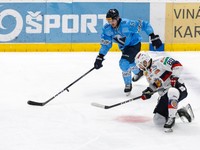 Zľava Patrik Bačík (Slovan) a Giorgio Estephan (Zvolen) počas zápasu 31. kola Tipos extraligy HC Slovan Bratislava - HKM Zvolen.