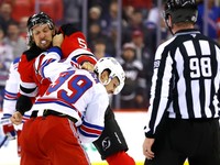 Sam Carrick (NY Rangers) v bitke s Brendenom Dillonom (NJ Devils)