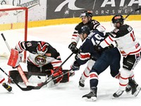 Zľava brankár Dominik Hrachovina, Lukáš Kozák (obaja Bystrica), Samuel Takáč (Slovan) a Andrej Bíreš (Bystrica) v zápase 34. kola Tipos extraligy HC Slovan Bratislava - HC MONACObet Banská Bystrica.