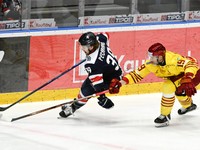 Vľavo Liam Pecararo (Slovan) a vpravo Tomáš Starosta (Trenčín) v 35. kole Tipos extraligy HC Slovan Bratislava - HK Dukla Trenčín.