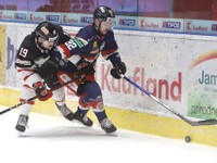 Zľava Oliver Voyer (Banská Bystrica) a Lukáš Lunter (Zvolen) počas zápasu 41. kola Tipos extraligy HKM Zvolen - HC MONACObet Banská Bystrica.