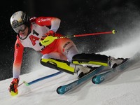 Switzerland's Wendy Holdener speeds down the course during an alpine ski, women's World Cup slalom in Flachau, Austria, Tuesday, Jan.14, 2025. (AP Photo/Giovanni Auletta)