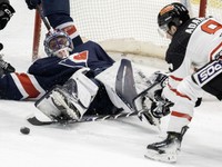 Na snímke zľava brankár Denis Godla (Slovan) a Collin Adams (Bystrica) počas zápasu 46. kola hokejovej Tipos extraligi medzi HC Slovan Bratislava - HC Monacobet Banská Bystrica v Bratislave 12. februára 2025. FOTO TASR - Martin Baumann

- Slovensko
- šport
- hokej
- extraliga
- kolo
- 46.
- Slovan
- Banská
- Bystrica
- BBX
- TEL