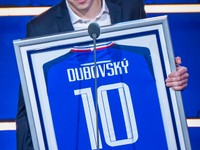 Na snímke víťaz Ceny Petra Dubovského pre najlepšieho hráča do 21 rokov Leo Sauer počas odovzdávania ocenení na galavečeri Futbalista roka 2024, 17. marca 2025 v Bratislave. FOTO TASR - Jakub Kotian


- Slovensko
- šport
- futbal
- Futbalista 
- roka 
- 2024
- galavečer 
- BAX