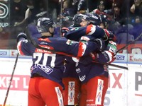 Hokejisti Zvolena oslavujú gól