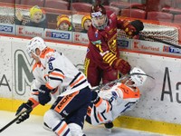 Zľava Artur Aron Chmielewski, Brett Stapley a Martin Bodák v stretnutí HK Dukla Trenčín - HK Dukla Ingema Michalovce v 5. zápase predkola play-off Tipos extraligy.