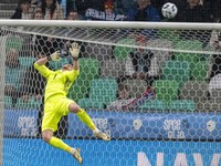 Martin Dúbravka vyráža loptu v odvetnom zápase play off o postup do B-divízie Ligy národov Slovinsko - Slovensko v Ľubľane.