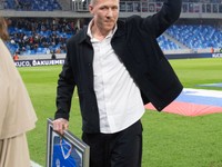 Na snímke slovenský futbalista Juraj Kucka s dresom, ktorý dostal pri príležitosti ukončenia reprezentačnej kariéry pred prvým zápasom play off o postup do B-divízie Ligy národov Slovensko - Slovinsko v Bratislave 20. marca 2025. FOTO TASR - Martin Baumann 

- LN
- Liga
- národov 
- Slovensko
- Slovinsko
- SR
- BA
- Bratislava 
- prvý
- zápas
- play
- off
- o
- postup
- B
- divízia
- BAX
- šport
- futbal