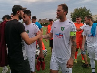 Hráči Jesenského schádzajú z ihriska po zápase so Slovenskou Ľupčou.