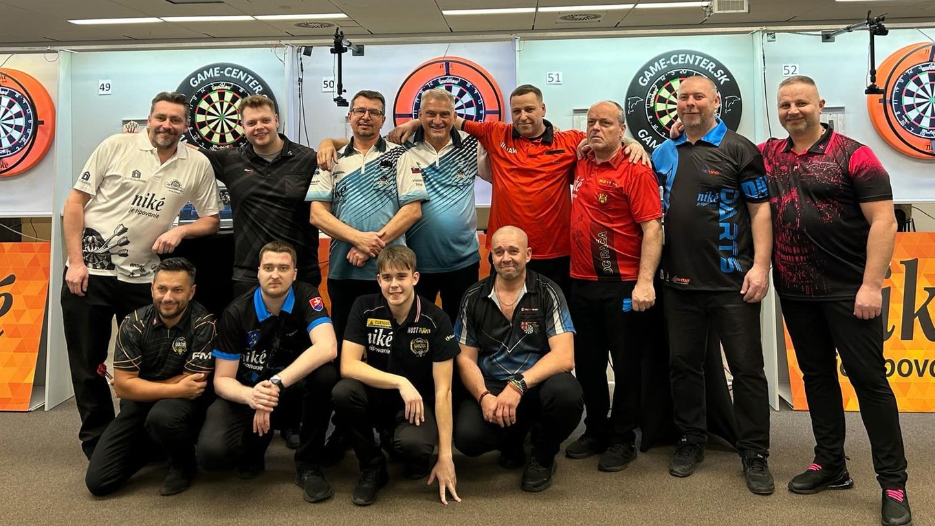 Účastníci šípkarskej jarnej časti Niké Dart League 2025. 