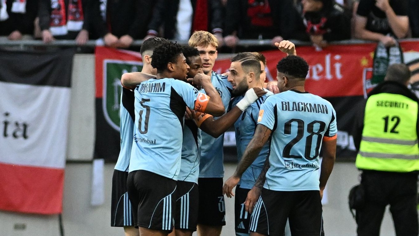 Radosť hráčov Slovana po strelení gólu proti Trnave.