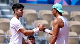 Carlos Alcaraz (vľavo) a Rafael Nadal.