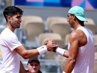 Carlos Alcaraz (vľavo) a Rafael Nadal.