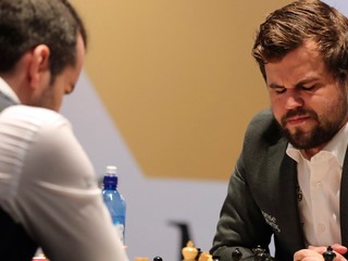 Jan Nepomňašči a Magnus Carlsen.