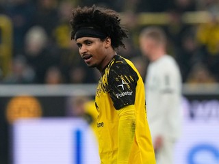 Karim Adeyemi v zápase proti Borussii Mönchengladbach.