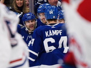 Hráči Toronta Maple Leafs sa radujú po góle Pierra Engvalla.