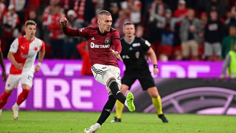 Lukáš Haraslín premieňa penaltu v derby proti Slavii Praha.
