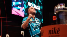 Rob Cross počas prvého hracieho dňa Slovak Darts Open 2026.