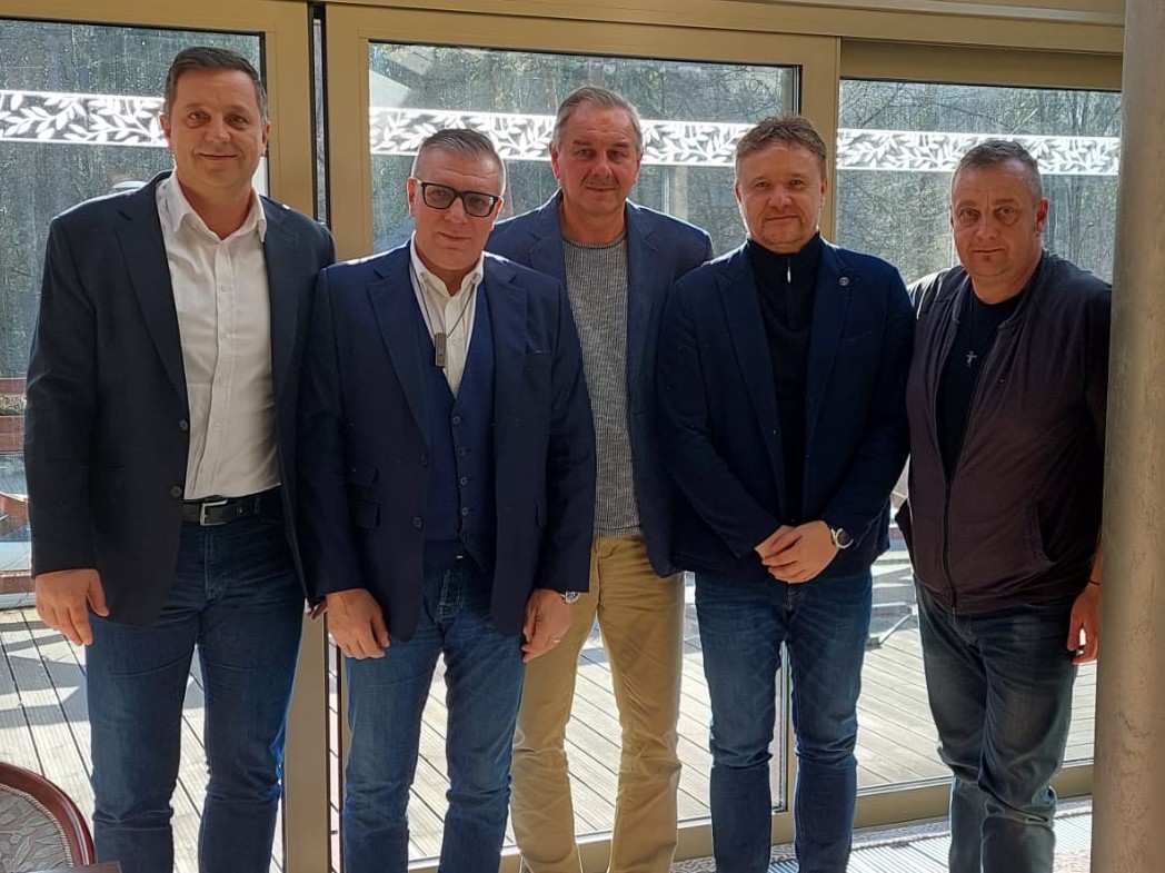 Vo Vyhniach sa stretli zľava generálny sekretár SFZ Peter Palenčík, prezident SFZ Ján Kováčik, predseda SsFZ Stanislav Neuschl, viceprezident SFZ Ivan Kozák a predseda komisie ženského futbalu SsFZ Ján Matonok.