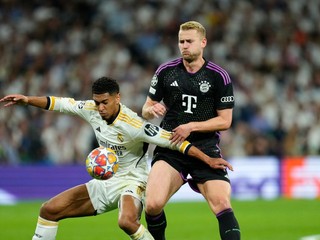 Matthijs de Ligt (vpravo) v súboji s Judom Bellinghamom.