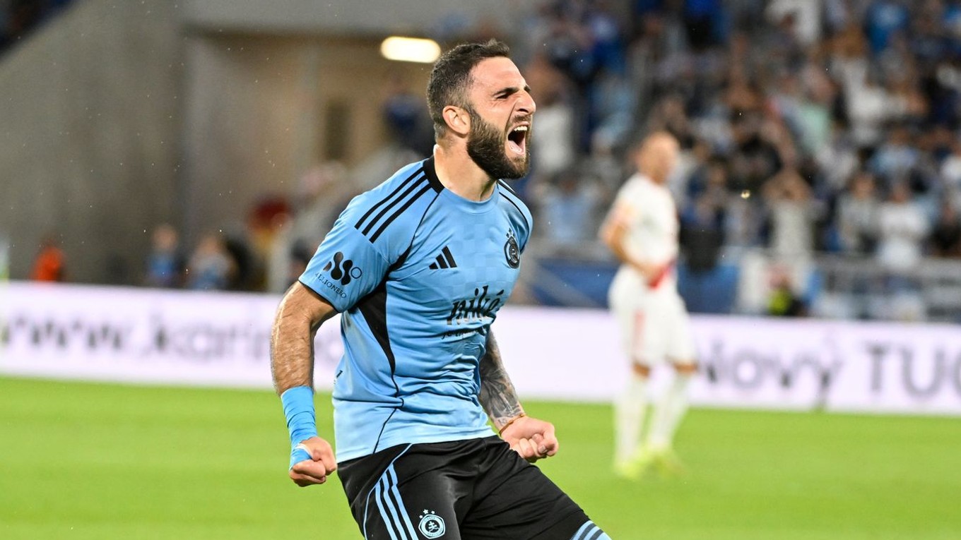 Tigran Barseghjan sa teší z gólu v zápase ŠK Slovan Bratislava - HŠK Zrinjski Mostar.